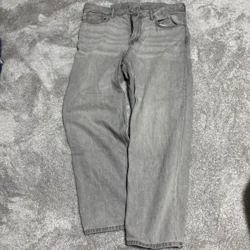 그레이 스트레이트 레그 데님 팬츠