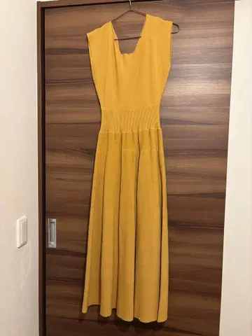 LAGUNAMOON 슬리브리스 니트 원피스 머스타드