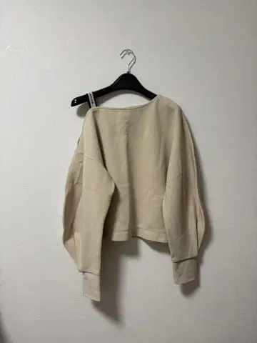 오프숄더 베이지 트레이닝복