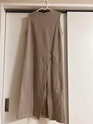 슬리브리스 베이지 롱 원피스