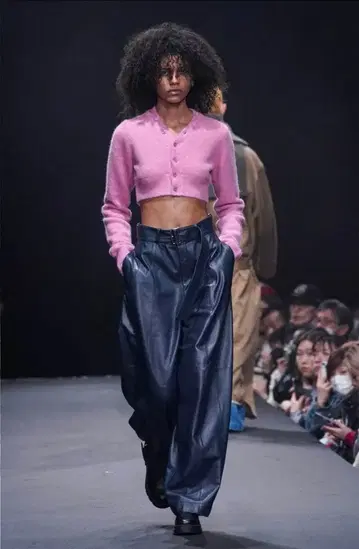 INSCRIRE 핑크 크롭 긴팔 가디건