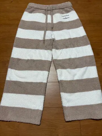 젤라또피케 x 스타벅스 콜라보 파우더 베어 자수 보더 롱 팬츠