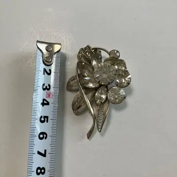 앤티크 크리스탈 플라워 모티브 브로치