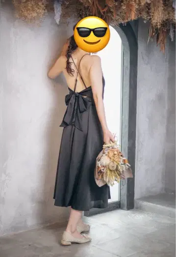 블랙 새틴풍 백리본 미디 드레스