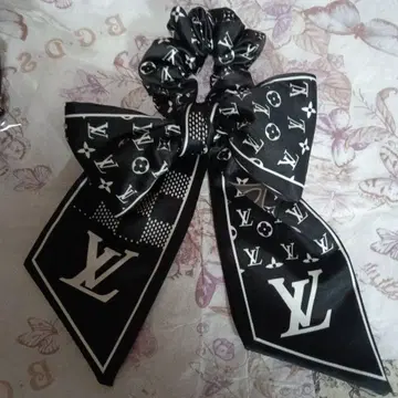 LV 블랙 로고 리본 스크런치