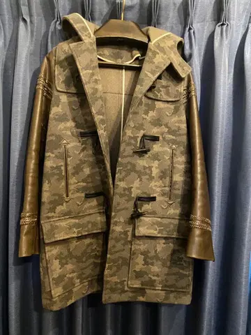 자코메티 카모플라쥬 더플 코트 절개 소재