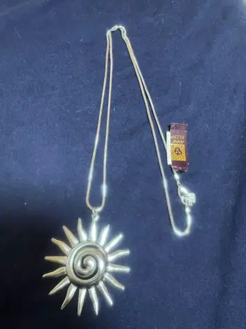 실버 컬러 언클라인 태양 디자인 목걸이