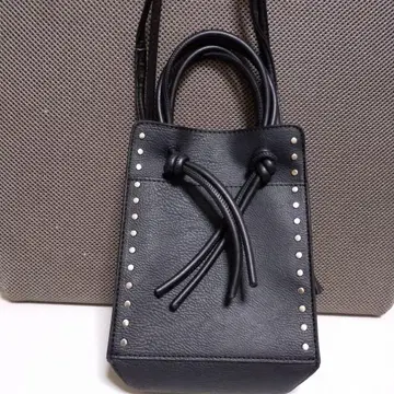 스터드 장식 블랙 숄더백
