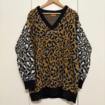 [ 새상품급 ] ALANUI 아라누이 레오파드 무늬 V넥 니트 M 사이즈