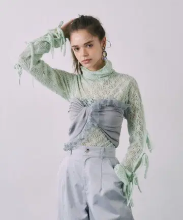 J1U by LA BELLE ETUDE 소매 리본 크로셰풍 니트