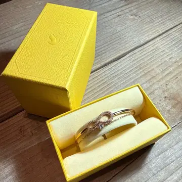 리본 모티브 골드 팔찌 박스 포함