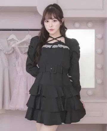 새상품 택 없음 티어드 프릴 긴팔 미니 원피스 피움 블랙