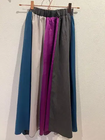 새상품급! 멀티 컬러 세련된 배색 절개 종아리 기장 플레어 스커트