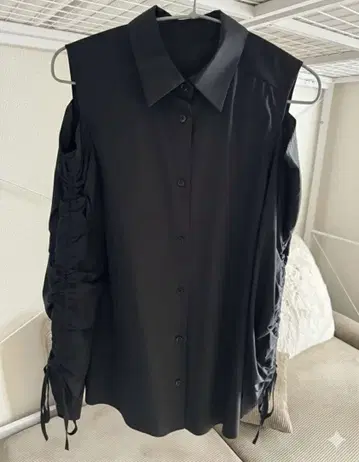 [ 새상품급 ] 마이 스트라다 블랙 오픈 숄더 셔츠 38 사이즈