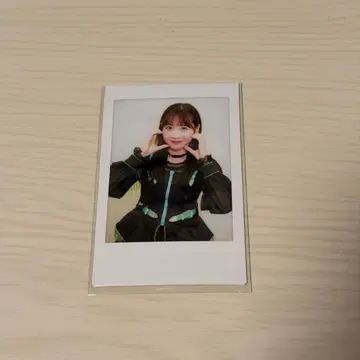 사쿠라이 유이 폴라로이드 블랙 의상