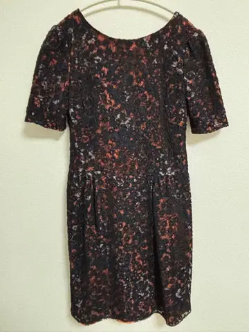 블랙과 오렌지 꽃무늬 반팔 무릎 기장 원피스