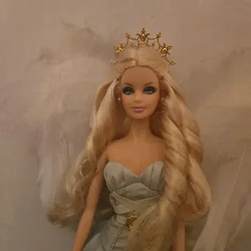 바비 인형 금발 왕관 스카이블루 드레스