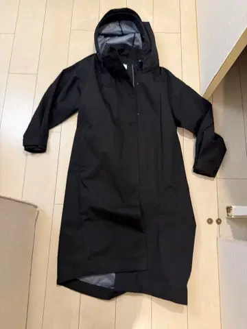 블랙 후드 부착 마운틴 후드티