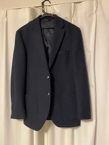 울 원단 소재의 셋업 수트 네이비