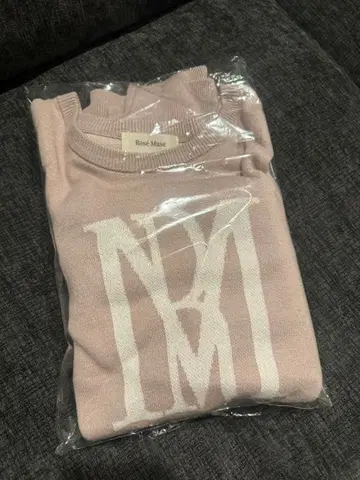 로제 뮤즈 RM 로고 니트 L 사이즈 핑크 로고 니트