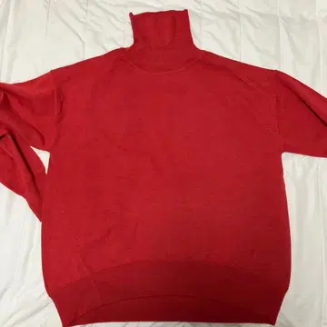 레드 터틀넥 스웨터