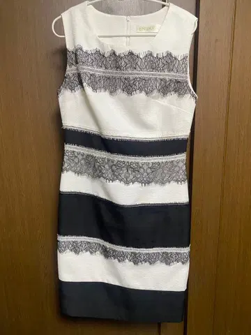 ERUKEI 타이트 드레스 화이트 블랙