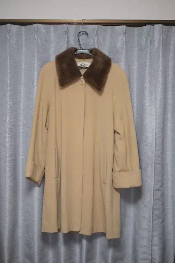 SECRIO 베이지 퍼 옷깃 코트