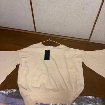 미사용품 베이지 V넥 니트 플레어 슬리브