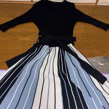 미사용품 블랙 니트 스트라이프 원피스 신축성 있음