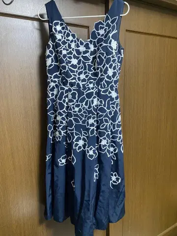 그레이스 콘티넨탈 네이비 꽃무늬 슬리브리스 원피스