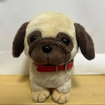 퍼그 봉제 인형 빨간 목걸이 포함