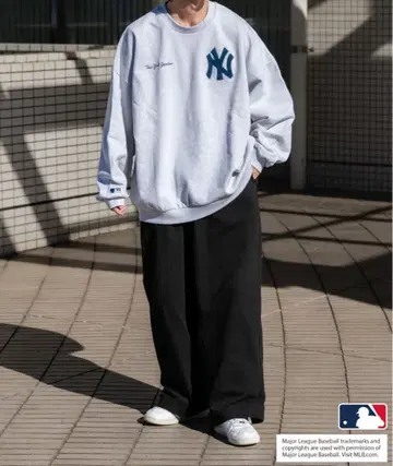 [ Perushu x MLB ] 빅 실루엣 맨투맨