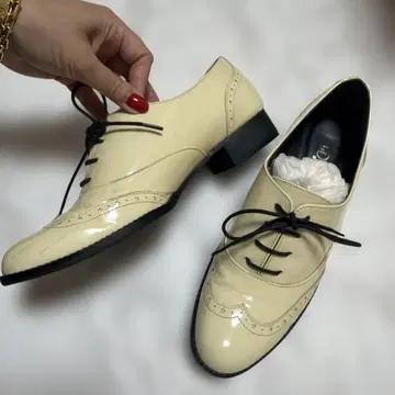 아이보리 에나멜 가죽 윙 팁 슈즈