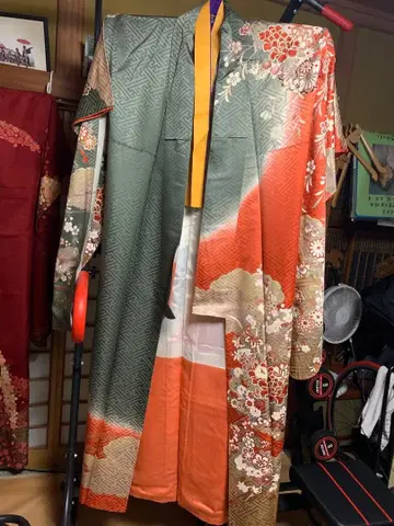 후리소데 그린과 오렌지 꽃무늬 자수