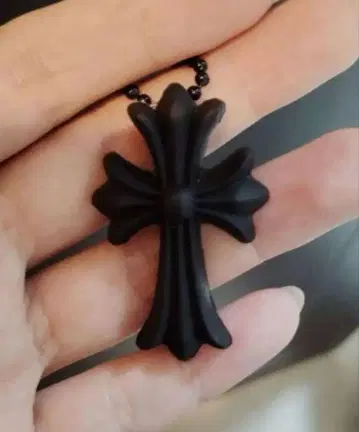 블랙 크로스 목걸이