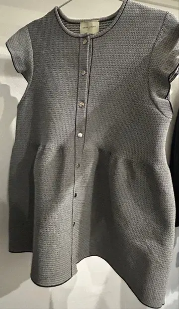 그레이 프릴 소매 A라인 베스트