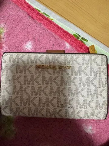 MICHAEL KORS 이단 접이식 지갑 로고