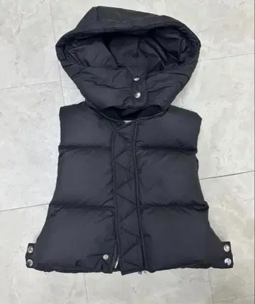 UN3D. 후드 부착 다운 베스트