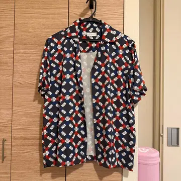 네이비와 레드 기하학 패턴 반팔 셔츠