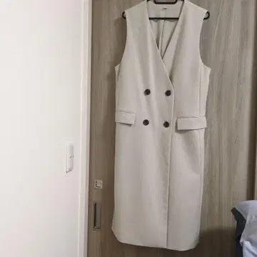 아이보리 더블 브레스트 슬리브리스 베스트