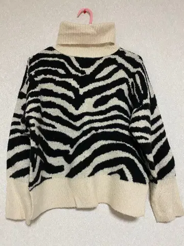 제브라 패턴 터틀넥 니트