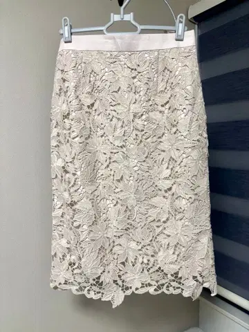 Apuweiser-riche 배색 꽃 레이스 타이트 스커트 베이지