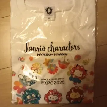 [ 사이즈 M ] EXPO2025 산리오 미야쿠미야쿠 변신 T셔츠 만박