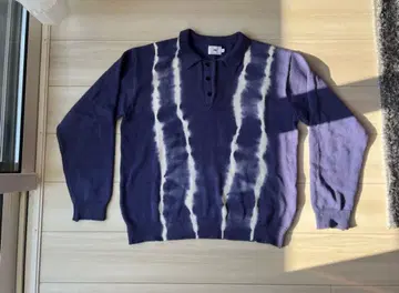 보라색 타이다이 패턴 폴로넥 스웨터