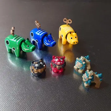 빨간 베코 태엽 피규어 (파랑 노랑 그린)와 시사 마스코트