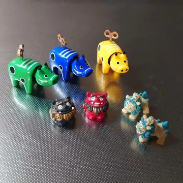 빨간 베코 태엽 피규어 (파랑 노랑 그린)와 시사 마스코트