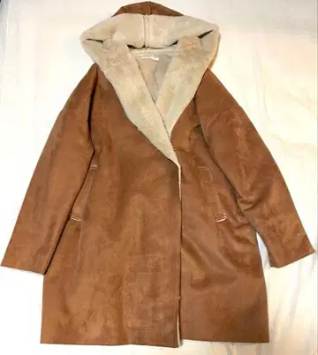 새상품급 Maison Tokyo 페이크 무스탕 후드 부착 코트 M