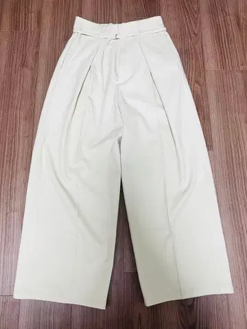 크림색 와이드 팬츠 벨트 포함