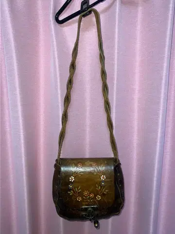 꽃무늬 장식의 브라운 가죽 숄더백
