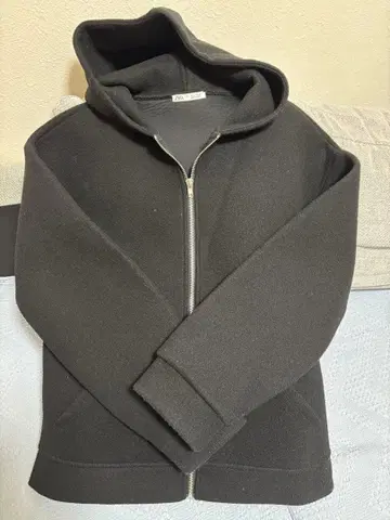ZARA 블랙 풀 지퍼 후디 L 사이즈. 봄버 후디